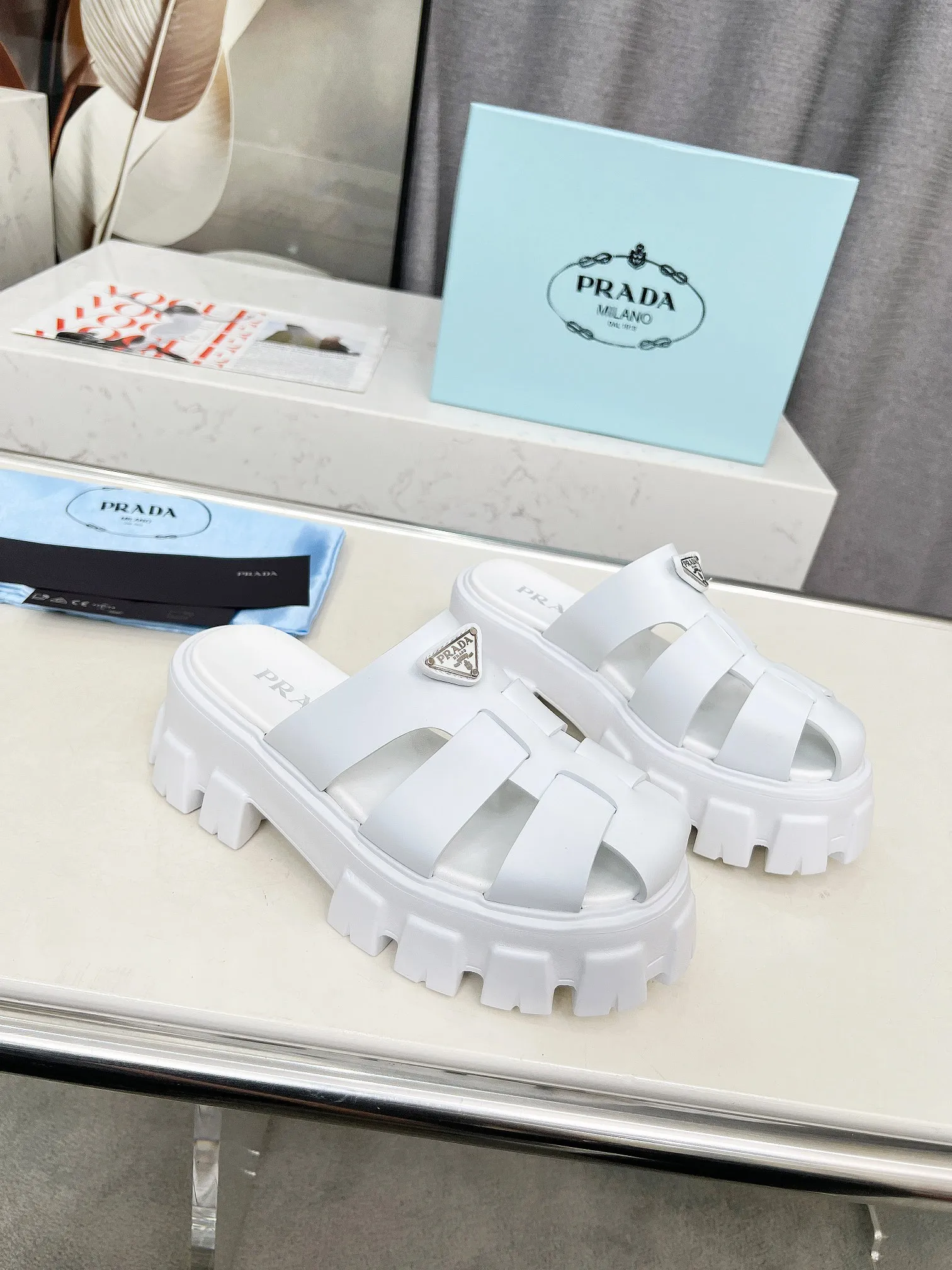 👟👟Ex-factory price 460👟👟 prada Roman shoes will definitely make you fall in love with them! The latest spring and summer sawtooth Roman braided thick-soled sandals E64, retro, fashionable and avant-garde gear teeth, 55mm thick-soled soles and uppers, making the whole pair of shoes light and comfortable. Bright colors, a variety of choices to satisfy fashionable people of different styles! The iconic metal triangle logo is paired with the shape of ancient beach sandals. Every design element is fashionable! Color: black and white Size: 35-41